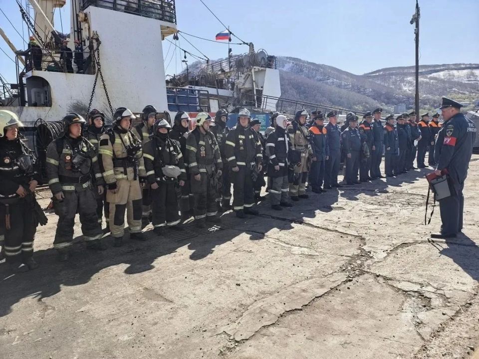 Камчатские огнеборцы тренировались тушить БАТМ «Министр Ишков» Камчатские огнеборцы тренировались тушить БАТМ «Министр Ишков»