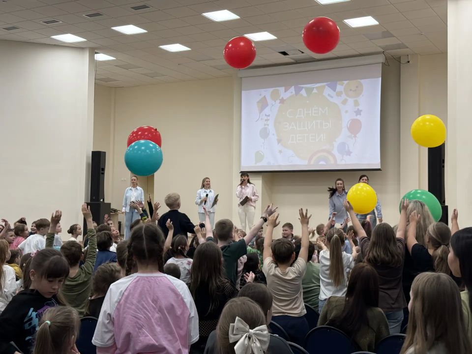 Коллектив Центра «Рассветы Камчатки» ярко открыл летнюю смену Коллектив Центра «Рассветы Камчатки» ярко открыл летнюю смену