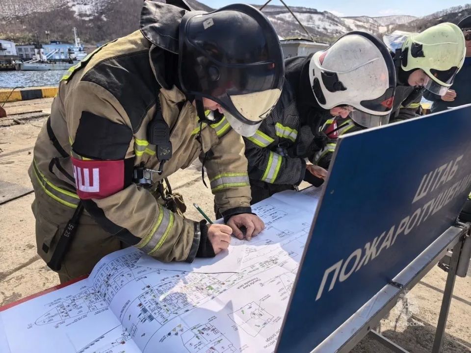 Камчатские огнеборцы тренировались тушить БАТМ «Министр Ишков» Камчатские огнеборцы тренировались тушить БАТМ «Министр Ишков»