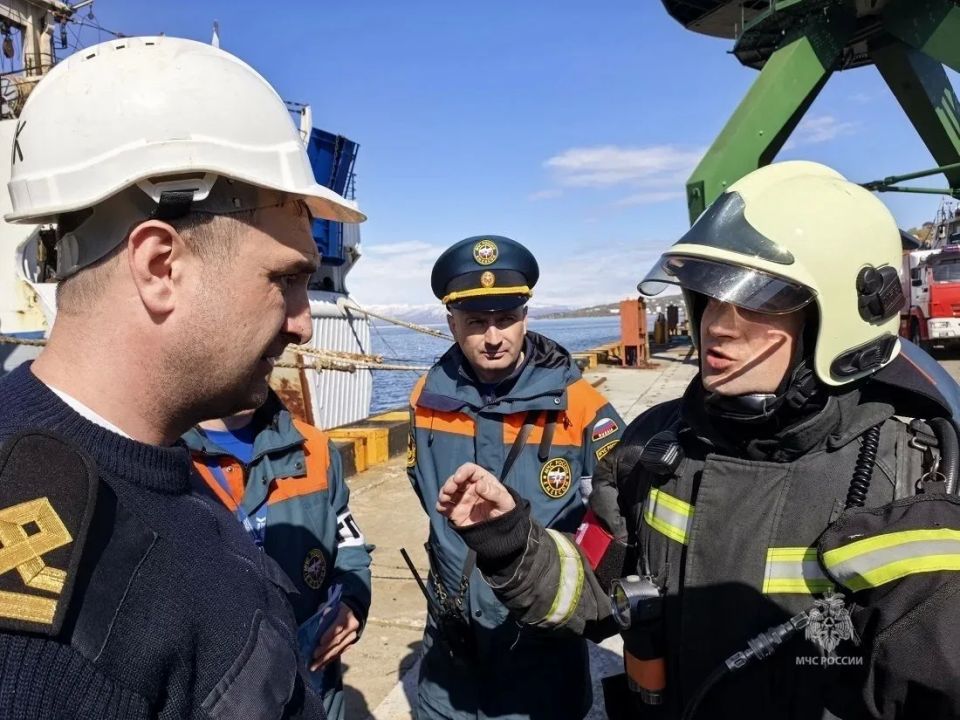 Камчатские огнеборцы тренировались тушить БАТМ «Министр Ишков» Камчатские огнеборцы тренировались тушить БАТМ «Министр Ишков»