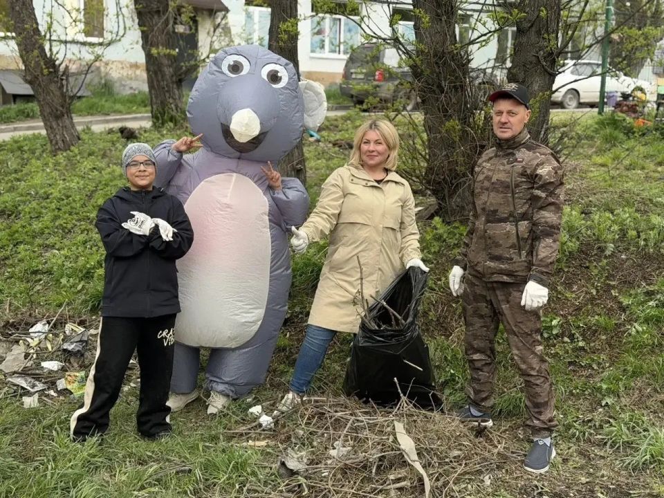 Депутат Мария Белкина и активные жители третьего округа провели субботник на улице Пограничной