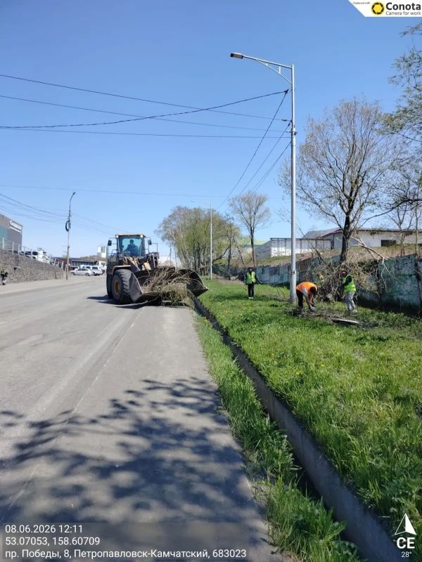 Город день за днем. 8 июня 2026 года В Петропавловске-Камчатском с раннего утра ведутся работы по содержанию городских территорий Город день за днем. 8 июня 2026 года В Петропавловске-Камчатском с раннего утра ведутся работы по содержанию городских территорий