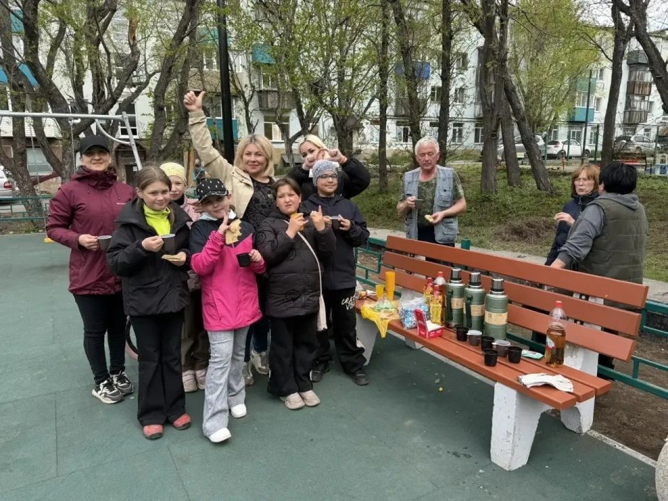 Депутат Мария Белкина и активные жители третьего округа провели субботник на улице Пограничной Депутат Мария Белкина и активные жители третьего округа провели субботник на улице Пограничной