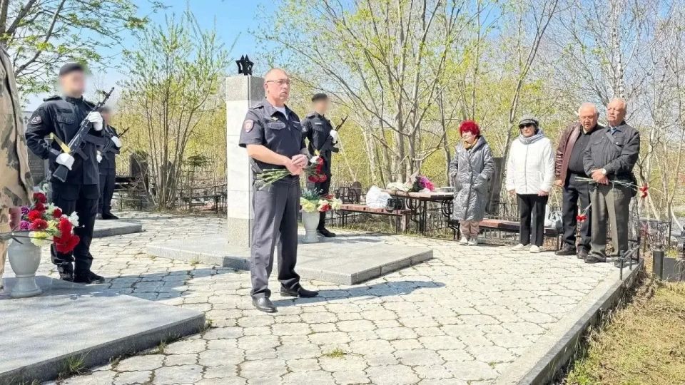 Сегодня сотрудники Управления МВД России по Камчатскому краю, руководство и личный состав Управления Росгвардии по Камчатскому краю, ветераны служб и родственники погибших собрались на центральном кладбище... Сегодня сотрудники Управления МВД России по Камчатскому краю, руководство и личный состав Управления Росгвардии по Камчатскому краю, ветераны служб и родственники погибших собрались на центральном кладбище...