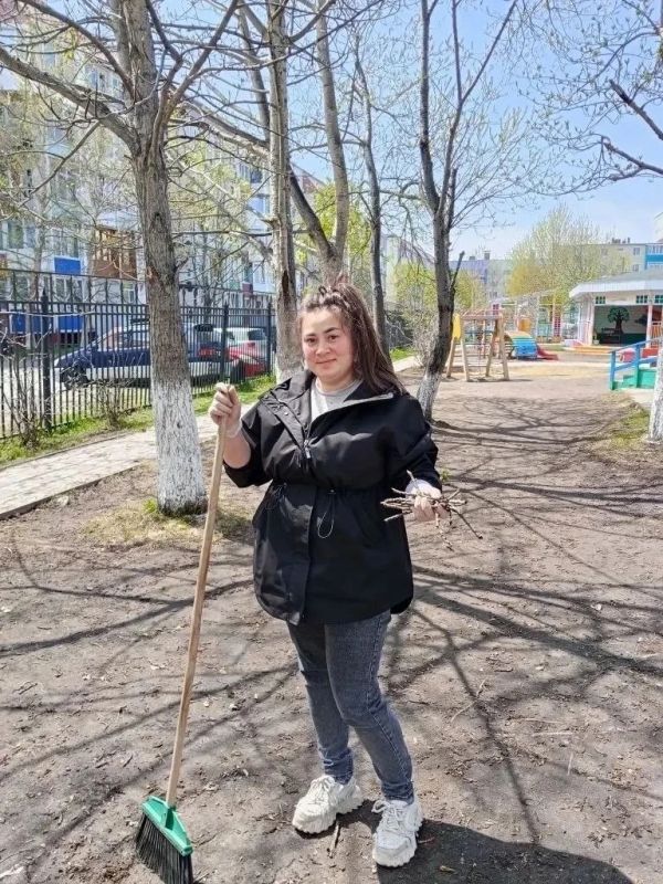 В детских садах краевого центра продолжается уборка территорий В детских садах краевого центра продолжается уборка территорий