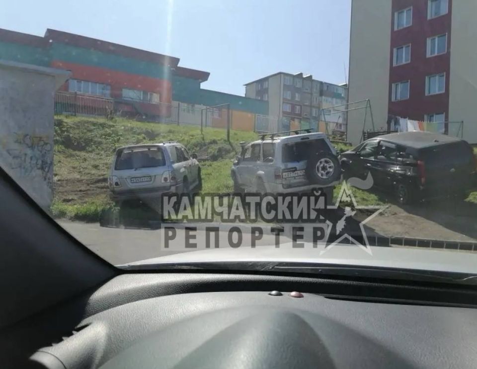 #нампишут. Вот отношение к своим дому и красоте возле дома 50лет Октября 4/2