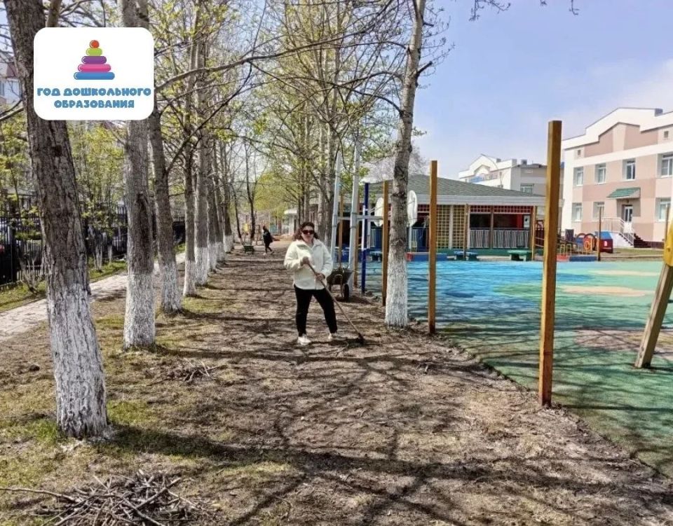 В детских садах краевого центра продолжается уборка территорий В детских садах краевого центра продолжается уборка территорий