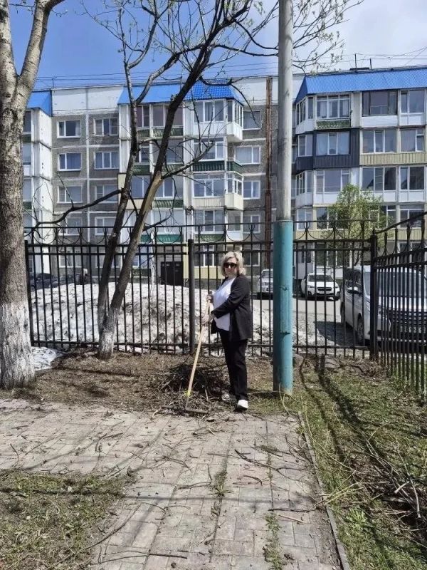 В детских садах краевого центра продолжается уборка территорий В детских садах краевого центра продолжается уборка территорий