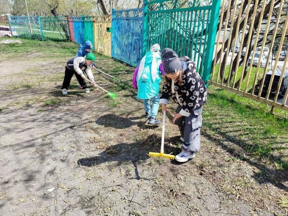 В детских садах краевого центра продолжается уборка территорий В детских садах краевого центра продолжается уборка территорий