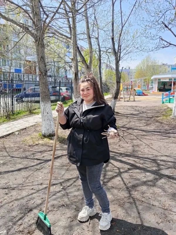 В детских садах краевого центра продолжается уборка территорий В детских садах краевого центра продолжается уборка территорий