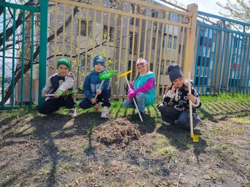 В детских садах краевого центра продолжается уборка территорий В детских садах краевого центра продолжается уборка территорий