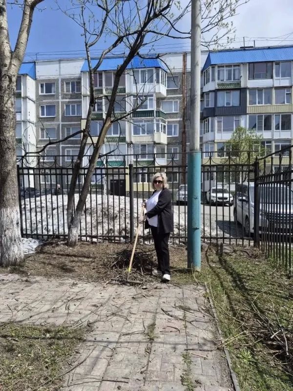 В детских садах краевого центра продолжается уборка территорий В детских садах краевого центра продолжается уборка территорий