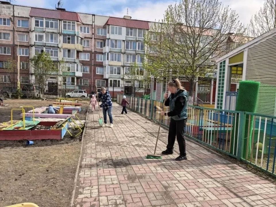 В детских садах краевого центра продолжается уборка территорий В детских садах краевого центра продолжается уборка территорий