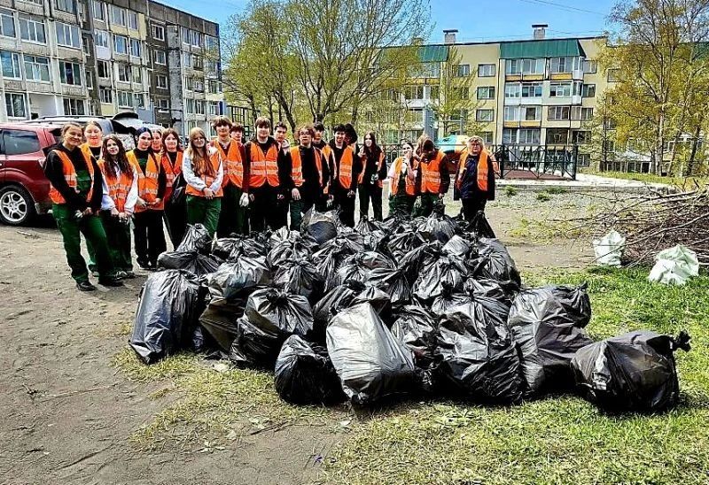 Трудотряды «Молодой Петропавловск» собрали на улицах три тысячи мешков мусора за неделю