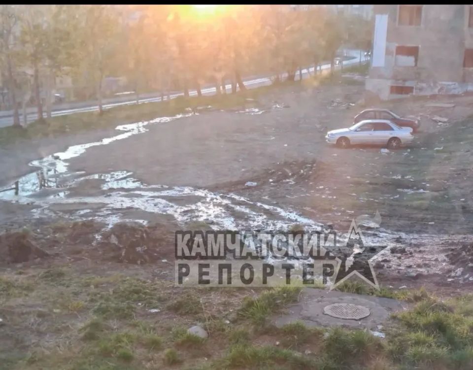 #нампишут. Здравствуйте. В районе дома по ул. ОКЕАНСКАЯ, 119 длительное время течет вода