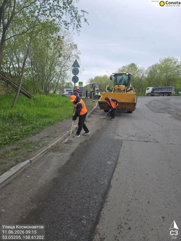 Город день за днем. 11 июня 2026 года В Петропавловске-Камчатском проводятся комплексные работы по содержанию дорог города: мойка проезжей части и тротуаров, очистка территорий с применением вакуумноподметальной техники и... Город день за днем. 11 июня 2026 года В Петропавловске-Камчатском проводятся комплексные работы по содержанию дорог города: мойка проезжей части и тротуаров, очистка территорий с применением вакуумноподметальной техники и...