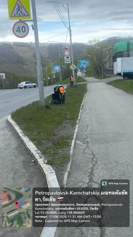 Город день за днем. 11 июня 2026 года В Петропавловске-Камчатском проводятся комплексные работы по содержанию дорог города: мойка проезжей части и тротуаров, очистка территорий с применением вакуумноподметальной техники и... Город день за днем. 11 июня 2026 года В Петропавловске-Камчатском проводятся комплексные работы по содержанию дорог города: мойка проезжей части и тротуаров, очистка территорий с применением вакуумноподметальной техники и...