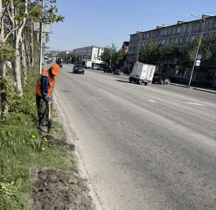 Город день за днем. 13 июня 2026 года Основные усилия подрядных организаций сосредоточены на комплексной уборке песка, мусора и веток, скопившихся на проезжей части, тротуарах и прилегающих территориях Город день за днем. 13 июня 2026 года Основные усилия подрядных организаций сосредоточены на комплексной уборке песка, мусора и веток, скопившихся на проезжей части, тротуарах и прилегающих территориях