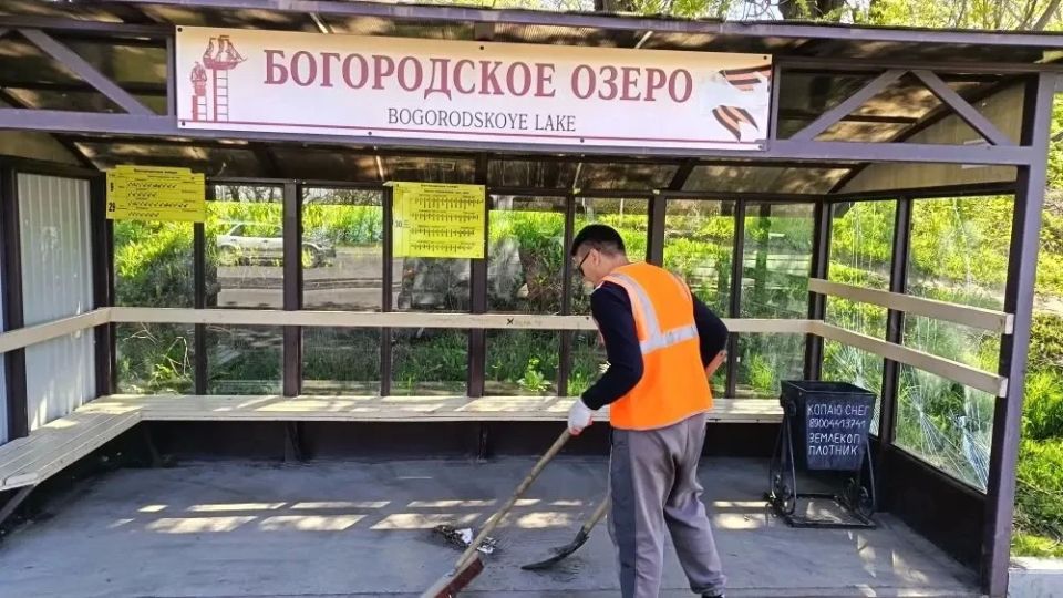 Город день за днем. 13 июня 2026 года Основные усилия подрядных организаций сосредоточены на комплексной уборке песка, мусора и веток, скопившихся на проезжей части, тротуарах и прилегающих территориях Город день за днем. 13 июня 2026 года Основные усилия подрядных организаций сосредоточены на комплексной уборке песка, мусора и веток, скопившихся на проезжей части, тротуарах и прилегающих территориях