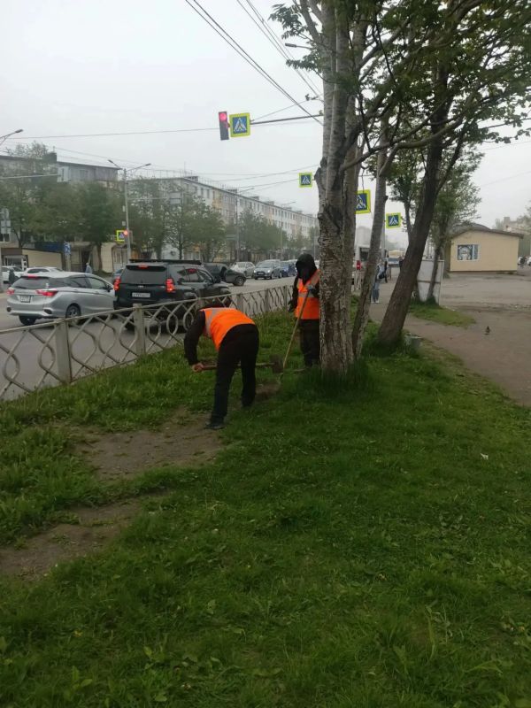 Город день за днем. . 15 июня 2026 года Подрядные организации проводят работы по содержанию городских территорий ПетропавловскаКамчатского
