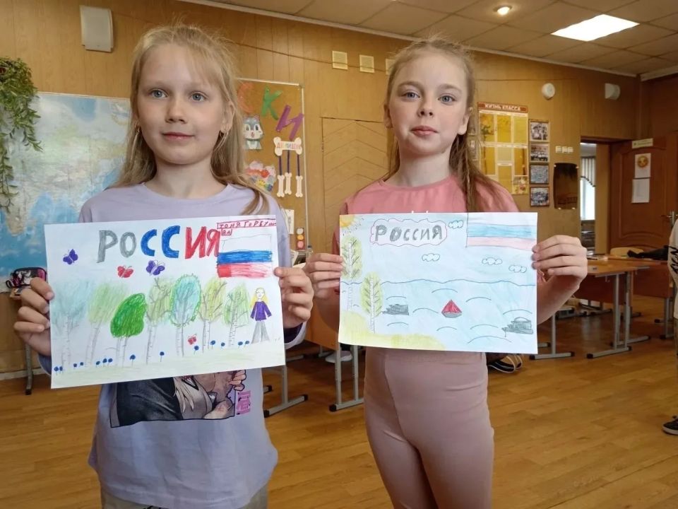 В пришкольных лагерях краевой столицы провели мероприятия, посвящённые Дню России В пришкольных лагерях краевой столицы провели мероприятия, посвящённые Дню России