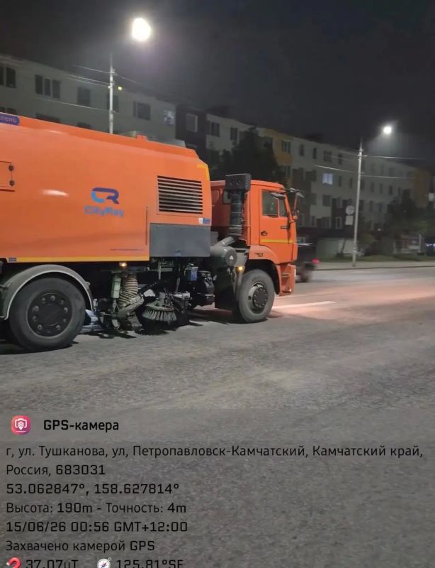 Город день за днем. . 15 июня 2026 года Подрядные организации проводят работы по содержанию городских территорий ПетропавловскаКамчатского Город день за днем. . 15 июня 2026 года Подрядные организации проводят работы по содержанию городских территорий ПетропавловскаКамчатского