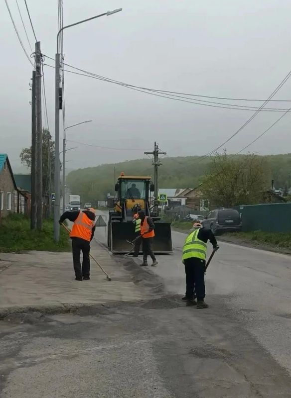 Город день за днем. . 15 июня 2026 года Подрядные организации проводят работы по содержанию городских территорий ПетропавловскаКамчатского Город день за днем. . 15 июня 2026 года Подрядные организации проводят работы по содержанию городских территорий ПетропавловскаКамчатского
