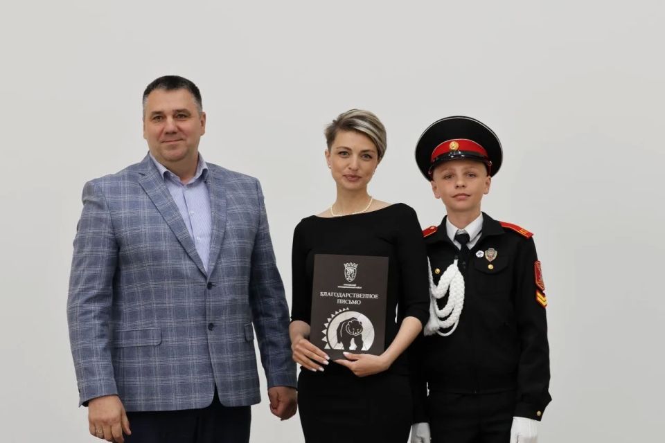 РАВНЕНИЕ НА КАДЕТ. В преддверии Дня России в городе Елизово чествовали кадет школы № 2 им. Героя Советского Союза Г.С. Кузнецова РАВНЕНИЕ НА КАДЕТ. В преддверии Дня России в городе Елизово чествовали кадет школы № 2 им. Героя Советского Союза Г.С. Кузнецова