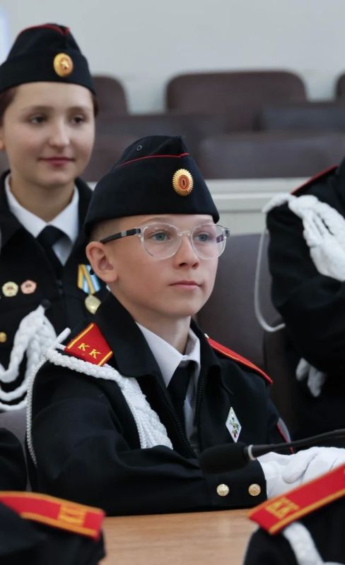 РАВНЕНИЕ НА КАДЕТ. В преддверии Дня России в городе Елизово чествовали кадет школы № 2 им. Героя Советского Союза Г.С. Кузнецова РАВНЕНИЕ НА КАДЕТ. В преддверии Дня России в городе Елизово чествовали кадет школы № 2 им. Героя Советского Союза Г.С. Кузнецова