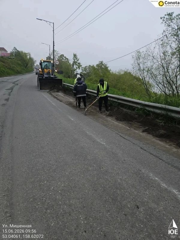 Город день за днем. . 15 июня 2026 года Подрядные организации проводят работы по содержанию городских территорий ПетропавловскаКамчатского Город день за днем. . 15 июня 2026 года Подрядные организации проводят работы по содержанию городских территорий ПетропавловскаКамчатского