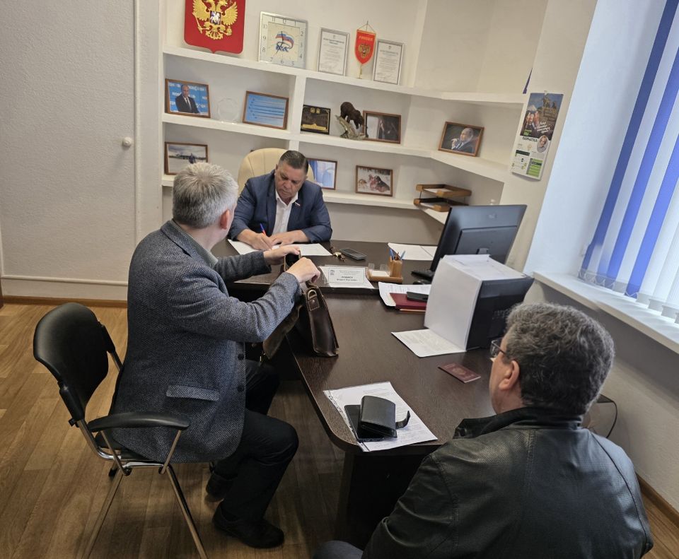 Председатель Городской Думы Андрей Лиманов провёл личный приём граждан в Штабе общественной поддержки «Единой России» Председатель Городской Думы Андрей Лиманов провёл личный приём граждан в Штабе общественной поддержки «Единой России»