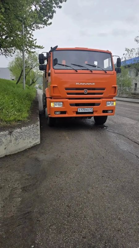 Город день за днем. 17 июня 2026 года Подрядные организации ежедневно проводят комплексную уборку ПетропавловскаКамчатского: подметают проезжую часть с помощью вакуумноподметальной техники, очищают ливневые колодцы илососной... Город день за днем. 17 июня 2026 года Подрядные организации ежедневно проводят комплексную уборку ПетропавловскаКамчатского: подметают проезжую часть с помощью вакуумноподметальной техники, очищают ливневые колодцы илососной...