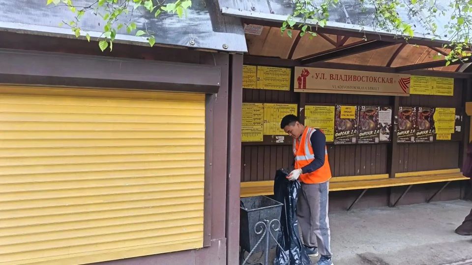 Город день за днем. 17 июня 2026 года Подрядные организации ежедневно проводят комплексную уборку ПетропавловскаКамчатского: подметают проезжую часть с помощью вакуумноподметальной техники, очищают ливневые колодцы илососной... Город день за днем. 17 июня 2026 года Подрядные организации ежедневно проводят комплексную уборку ПетропавловскаКамчатского: подметают проезжую часть с помощью вакуумноподметальной техники, очищают ливневые колодцы илососной...