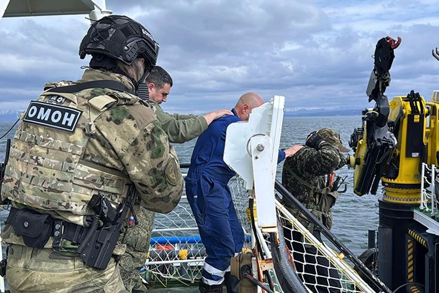 В Петропавловске-Камчатском под руководством оперативного штаба в морском районе (бассейне) проведена межведомственная тренировка по пресечению террористического акта на объекте водного транспорта с участием подразделений... В Петропавловске-Камчатском под руководством оперативного штаба в морском районе (бассейне) проведена межведомственная тренировка по пресечению террористического акта на объекте водного транспорта с участием подразделений...
