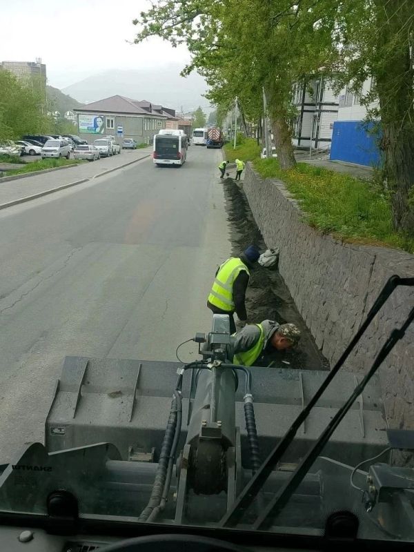 Город день за днем. 18 июня 2026 года С раннего утра дорожные службы ПетропавловскаКамчатского проводят работы по содержанию проезжей части и тротуаров Город день за днем. 18 июня 2026 года С раннего утра дорожные службы ПетропавловскаКамчатского проводят работы по содержанию проезжей части и тротуаров