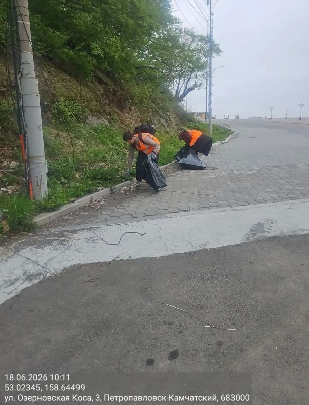 Город день за днем. 18 июня 2026 года С раннего утра дорожные службы ПетропавловскаКамчатского проводят работы по содержанию проезжей части и тротуаров Город день за днем. 18 июня 2026 года С раннего утра дорожные службы ПетропавловскаКамчатского проводят работы по содержанию проезжей части и тротуаров