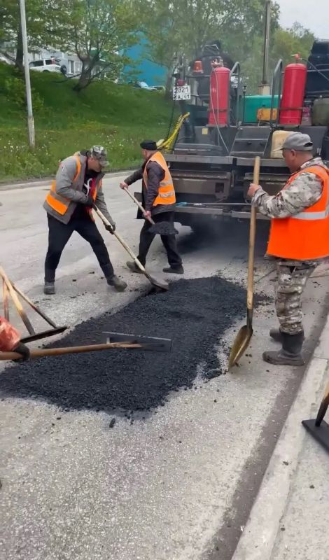 Город день за днем. 18 июня 2026 года С раннего утра дорожные службы ПетропавловскаКамчатского проводят работы по содержанию проезжей части и тротуаров Город день за днем. 18 июня 2026 года С раннего утра дорожные службы ПетропавловскаКамчатского проводят работы по содержанию проезжей части и тротуаров