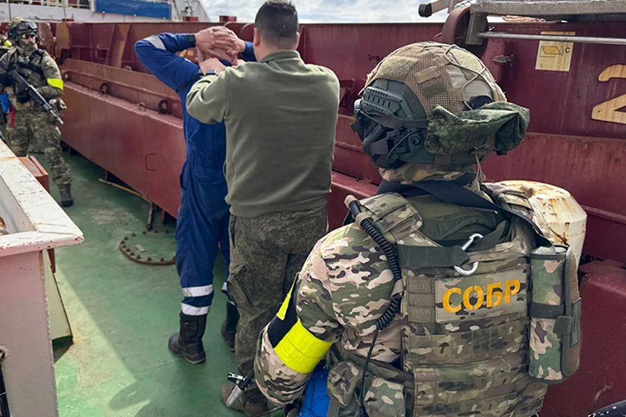 В Петропавловске-Камчатском под руководством оперативного штаба в морском районе (бассейне) проведена межведомственная тренировка по пресечению террористического акта на объекте водного транспорта с участием подразделений... В Петропавловске-Камчатском под руководством оперативного штаба в морском районе (бассейне) проведена межведомственная тренировка по пресечению террористического акта на объекте водного транспорта с участием подразделений...