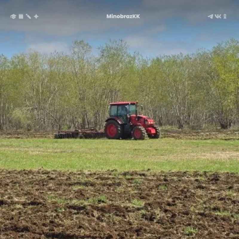 По полям, по полям красный трактор едет к нам! По полям, по полям красный трактор едет к нам!