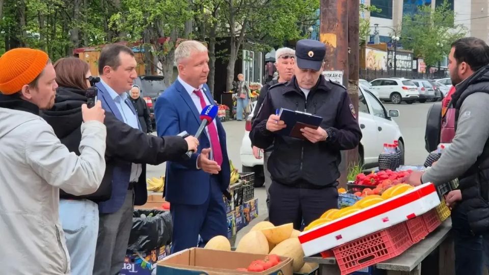 В ПетропавловскеКамчатском Контрольным управлением администрации проведено очередное выездное мероприятие по пресечению незаконной торговли на территории города совместно с сотрудниками полиции, пожарного надзора и... В ПетропавловскеКамчатском Контрольным управлением администрации проведено очередное выездное мероприятие по пресечению незаконной торговли на территории города совместно с сотрудниками полиции, пожарного надзора и...