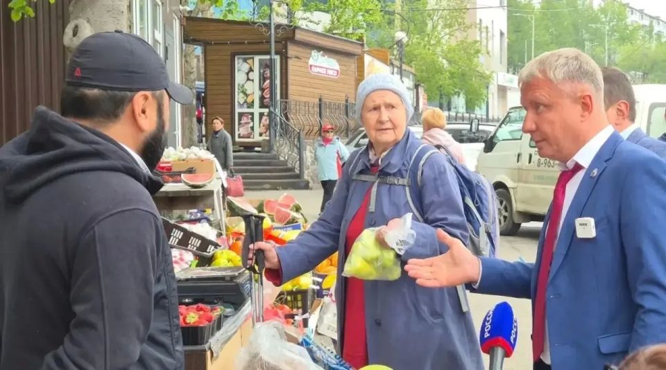 В ПетропавловскеКамчатском Контрольным управлением администрации проведено очередное выездное мероприятие по пресечению незаконной торговли на территории города совместно с сотрудниками полиции, пожарного надзора и... В ПетропавловскеКамчатском Контрольным управлением администрации проведено очередное выездное мероприятие по пресечению незаконной торговли на территории города совместно с сотрудниками полиции, пожарного надзора и...