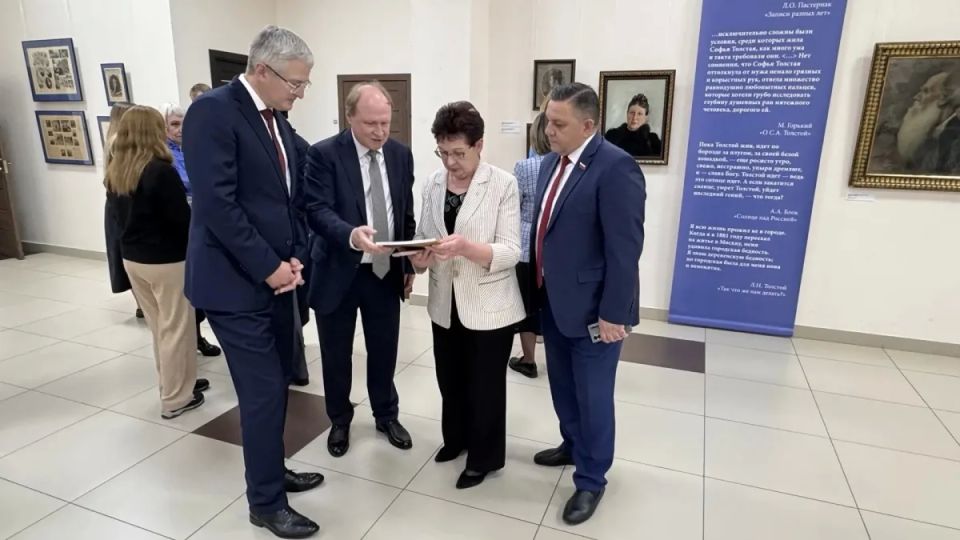 В Петропавловске открылась выставка «Лев Толстой в карикатурах и на страницах газет рубежа XIX–XX веков»