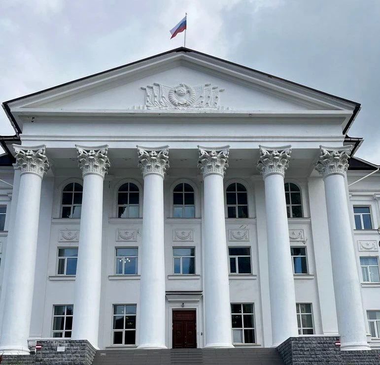 Упал вместе с перилами: камчатцу выплатят 250 тысяч за травму