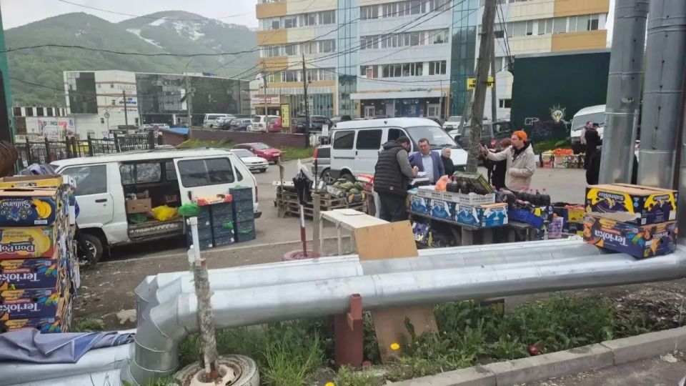 В ПетропавловскеКамчатском Контрольным управлением администрации проведено очередное выездное мероприятие по пресечению незаконной торговли на территории города совместно с сотрудниками полиции, пожарного надзора и... В ПетропавловскеКамчатском Контрольным управлением администрации проведено очередное выездное мероприятие по пресечению незаконной торговли на территории города совместно с сотрудниками полиции, пожарного надзора и...