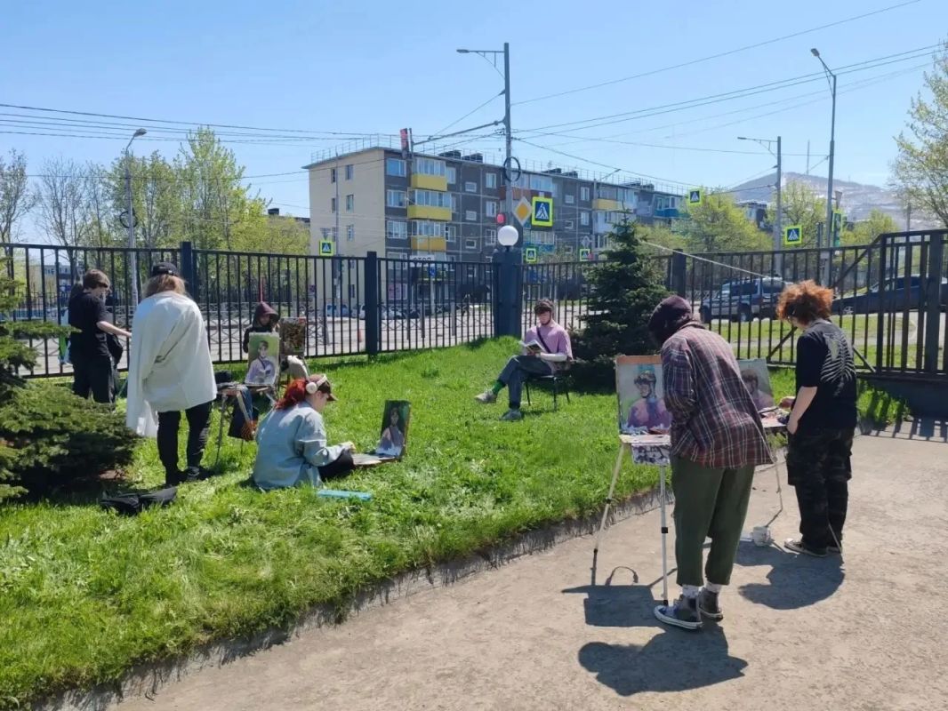 Летнюю практику проходят студенты отделения «Живопись» Камчатского колледжа искусств Летнюю практику проходят студенты отделения «Живопись» Камчатского колледжа искусств