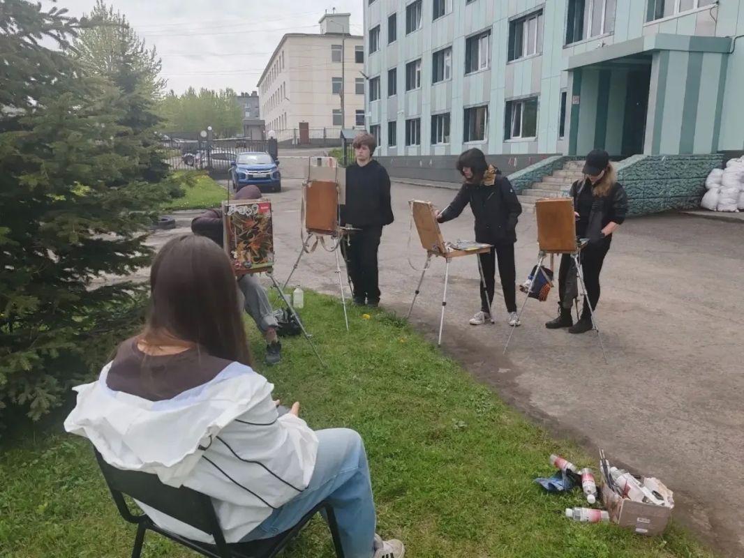 Летнюю практику проходят студенты отделения «Живопись» Камчатского колледжа искусств Летнюю практику проходят студенты отделения «Живопись» Камчатского колледжа искусств