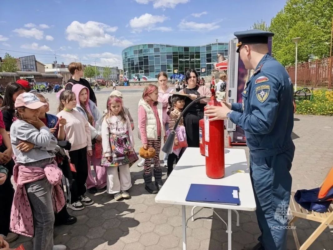 На Камчатке сотрудники МЧС России приняли участие в краевом флешмобе «Здравствуй, безопасное лето!» На Камчатке сотрудники МЧС России приняли участие в краевом флешмобе «Здравствуй, безопасное лето!»