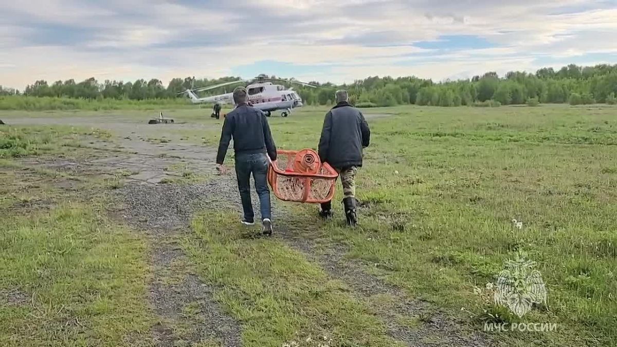 На Камчатке вертолёт МИ-8 МЧС России вылетел на поиски перевернувшегося в Авачинском заливе катера