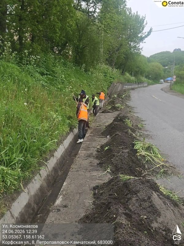 Город день за днем. 24 июня 2026 года Подрядные организации продолжают работы по содержанию улиц ПетропавловскаКамчатского Город день за днем. 24 июня 2026 года Подрядные организации продолжают работы по содержанию улиц ПетропавловскаКамчатского