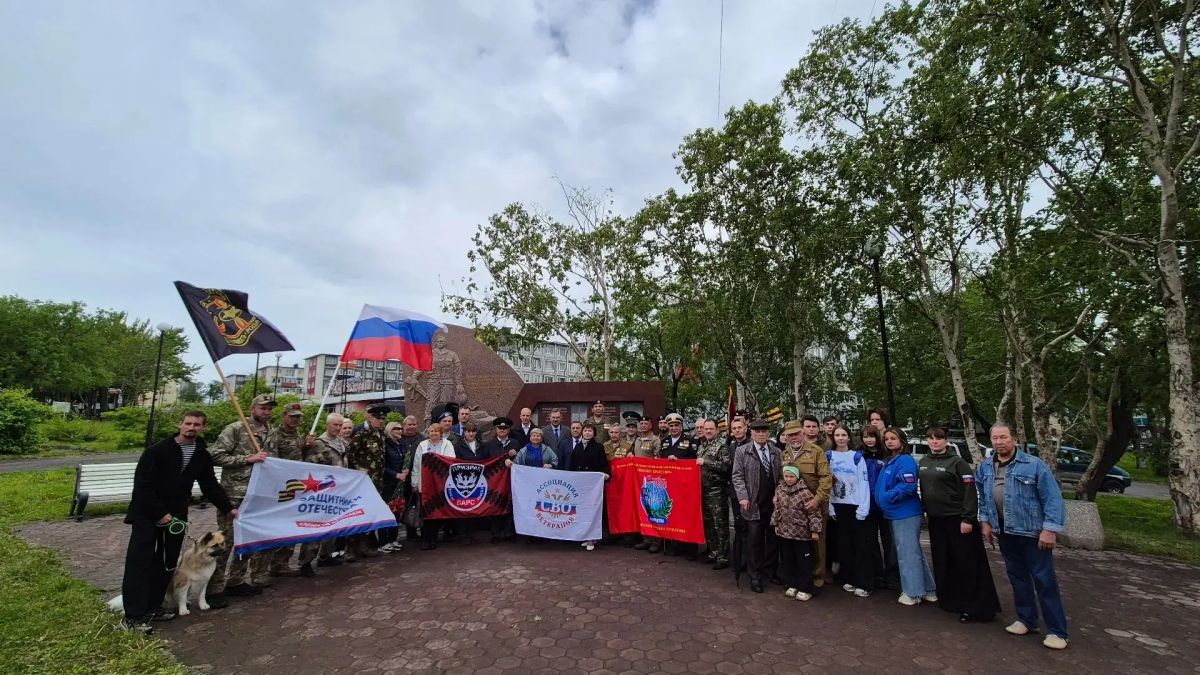 Сегодня мы отдаем дань уважения тем, кто с честью исполнил воинский долг, защищая интересы России Сегодня мы отдаем дань уважения тем, кто с честью исполнил воинский долг, защищая интересы России